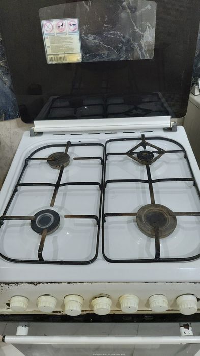 Продаетя газовая плита четырехкомфорочная