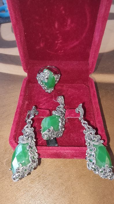 Продам очень красивый серебряный набор