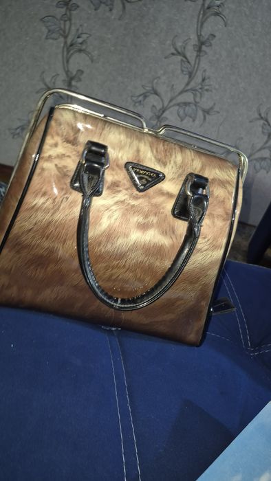 Продаётся сумка лакированная