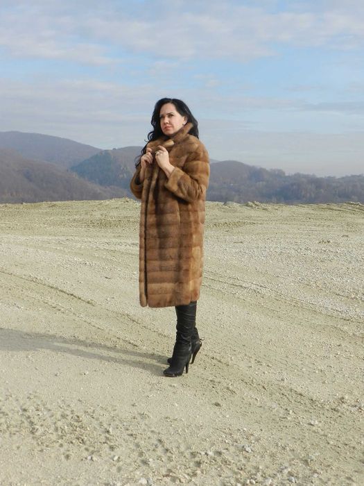 FINETE SI STIL! Splendida haina din blana de  vizon  SAGA caramella.