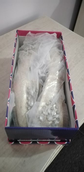 Kelinlar uchun oyoq kiym.