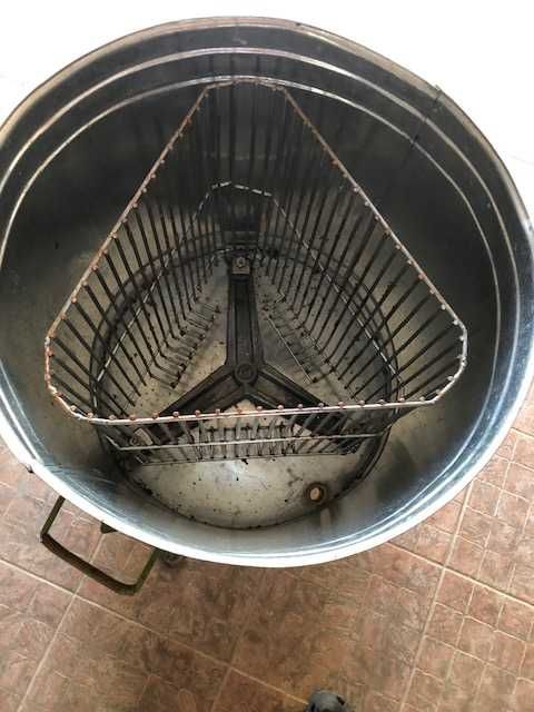 VAND centrifuga apicola electrica 220v pentru 3 rame