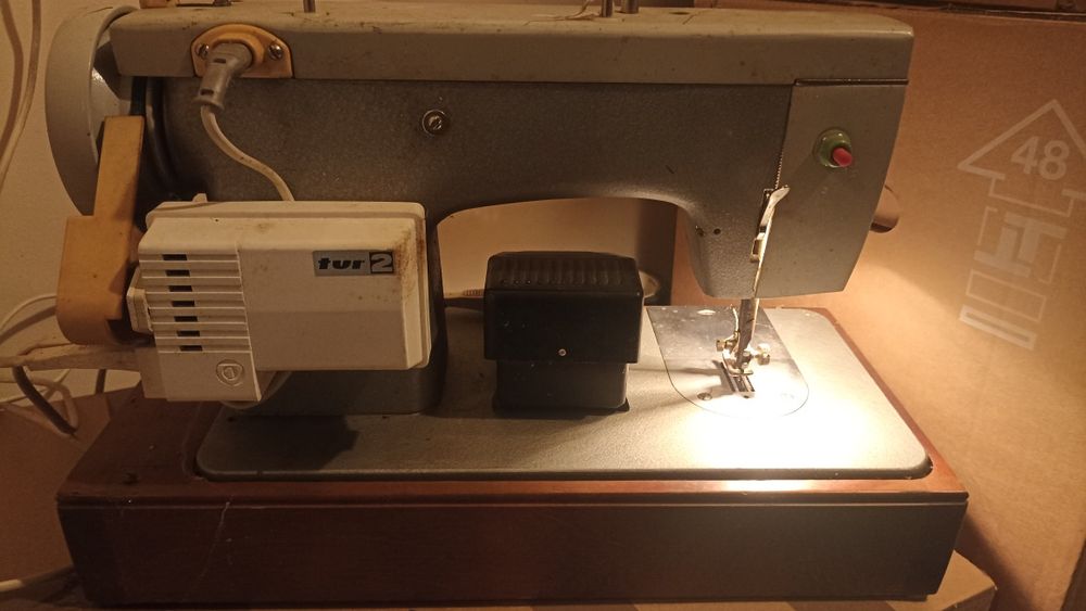 Mașina de cusut electrică marca Mercedes 142