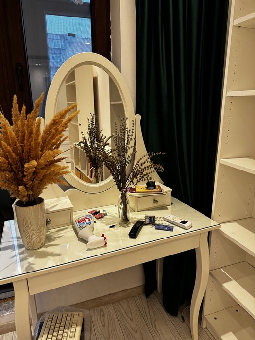 ansamblu Ikea in conditii foarte bune masa toaleta