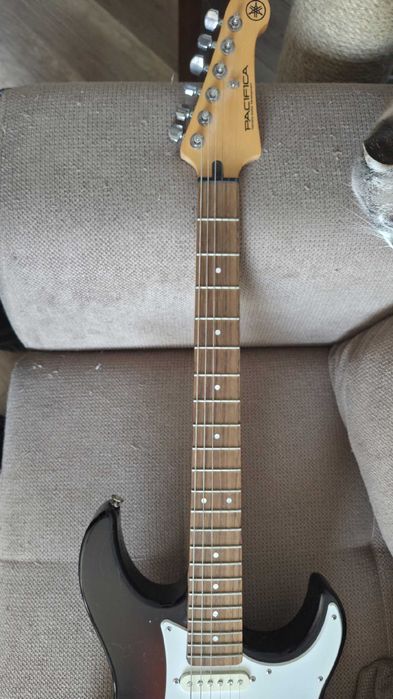 Yamaha Pacifica 012