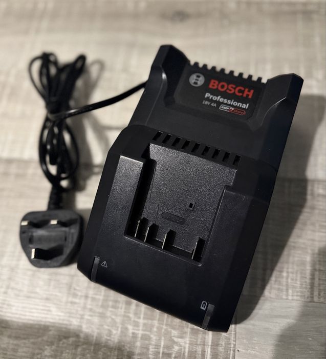BOSCH Professional 18V 4A зарядно НОВО ОРИГИНАЛ