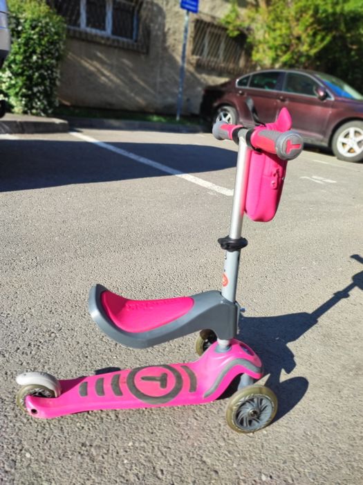 Trotineta cu scaun SmarTrike T1 roz cu luminite si gentuta