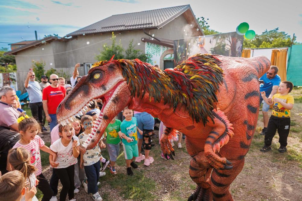 DINOZAUR URIAȘ – Apariție spectaculoasă pentru evenimente
