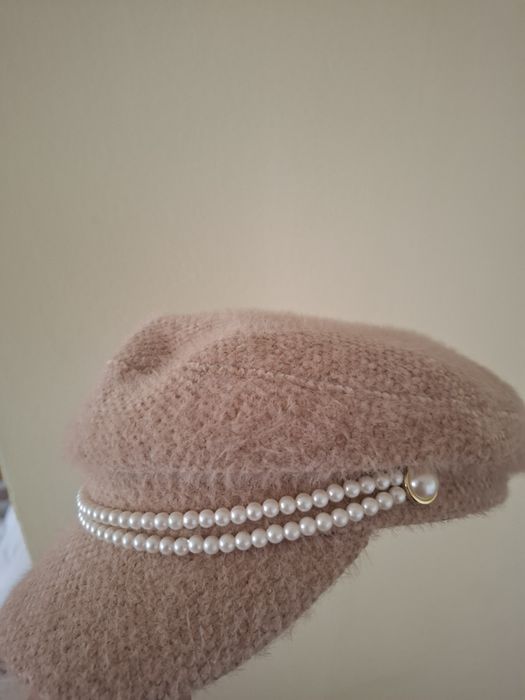 Каскет с перли в бежово