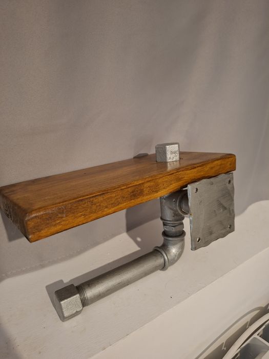 Дизайнерска поставка за тоалетна хартия или хавлиена кърпа за ръце – естествено дърво и индустриален стил