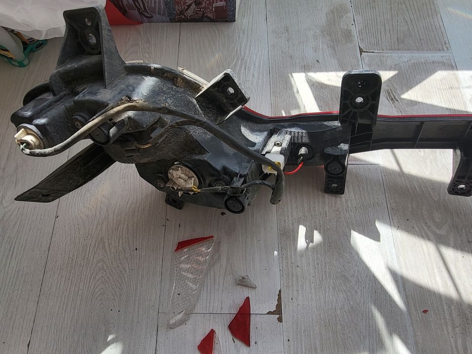 Продаю на запчасти заднию фару каптива 5