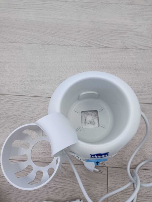 Chicco 06784  Нагревател за шишета с адаптер за кола 12V/220V