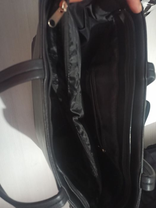 Черна дамска кожена чанта.