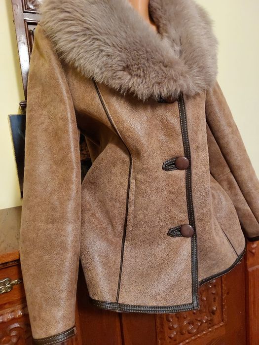 Reducere mare!!! Cojoc nou cu eticheta, foarte frumos, usor si comod