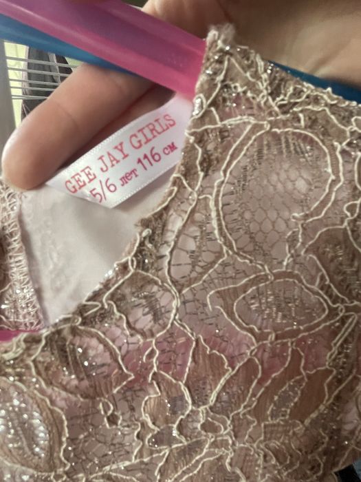 Платье для девочки 116 см и книги