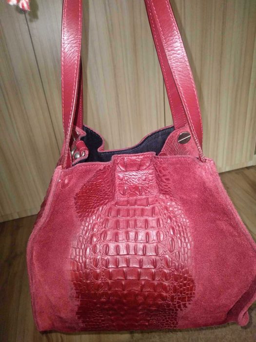 Златиста чанта ествествена кожа и детски футболни чорапи