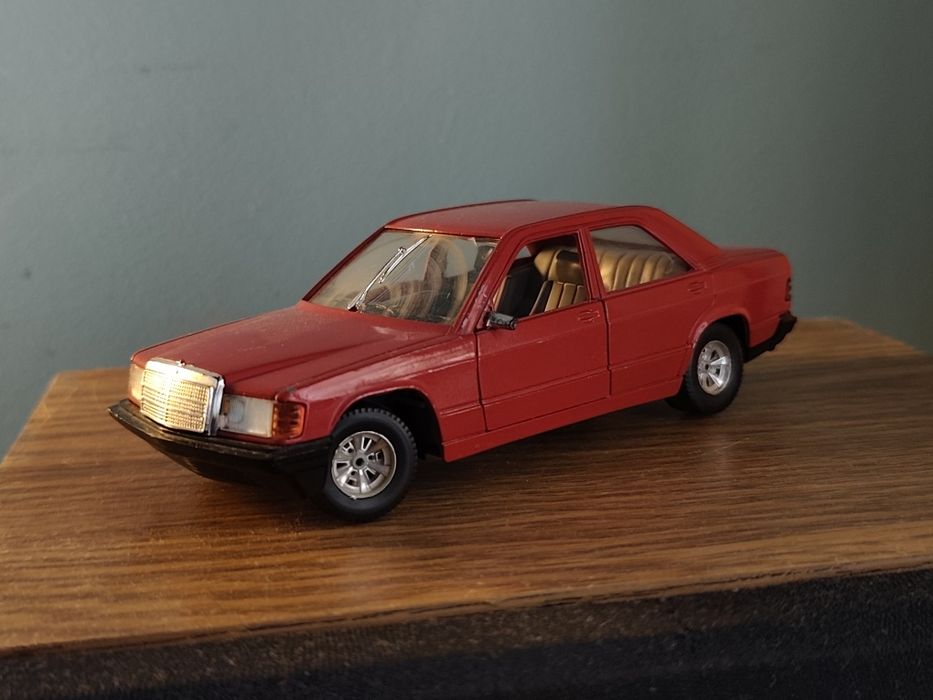 Macheta burago Mercedes-Benz 190 E scara 1/25