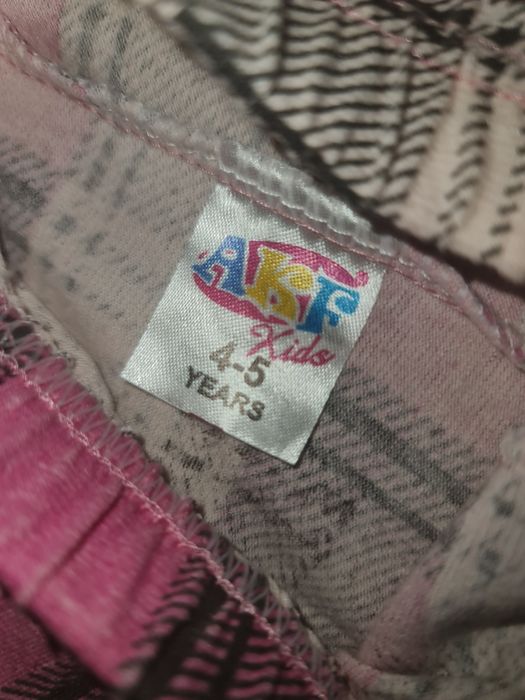 Marimea 36 luni.Decolorat la mijloc si maneci ca in poze + cadou