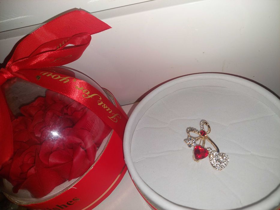 Cutie eleganta cu trandafiri de sapun in cupola si lantic cu pandativ