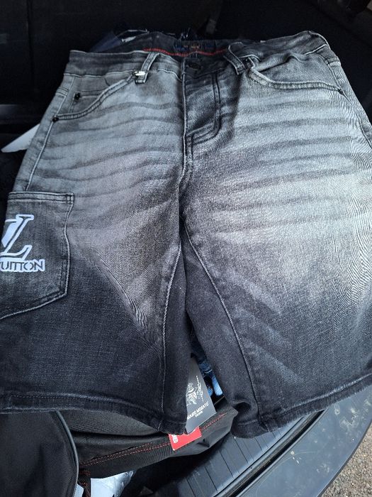 Pantaloni scurti de firma no marimi diferitei