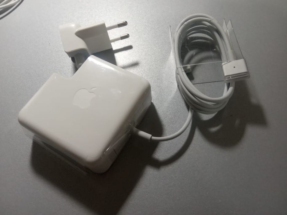 на MacBook - зарядка, блок питания, шнур .