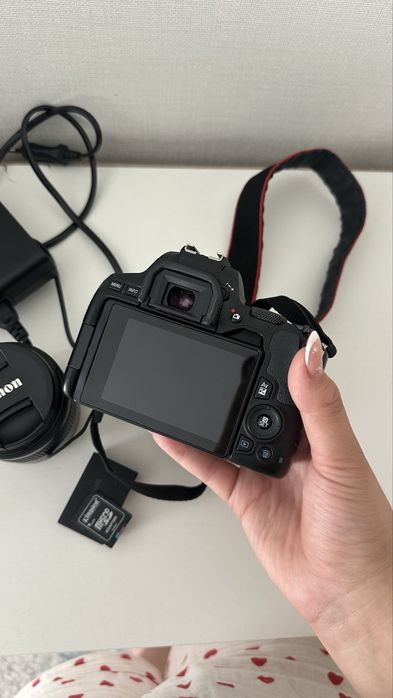 Продажа фотоаппарата Canon EOS 250D