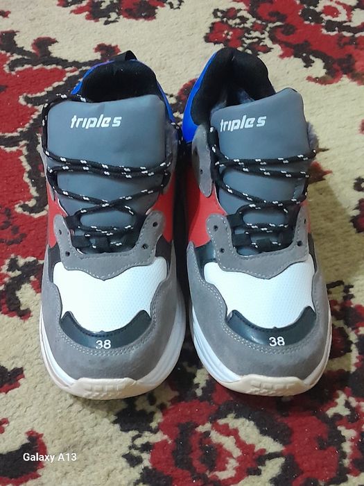 Продам женские  кроссовки