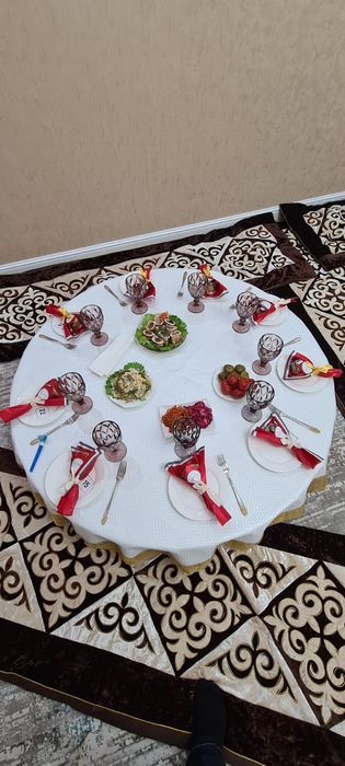 Круглые столы со скатертью