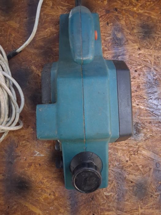 Vând rindea electrică black&decker de 470w