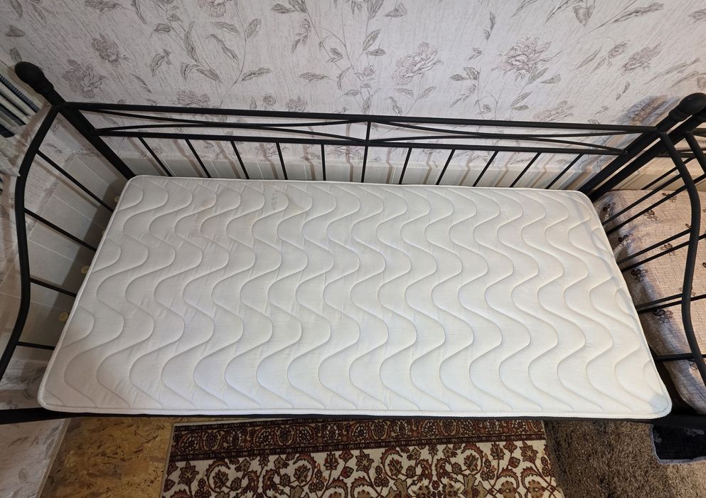 Метално легло с матрак