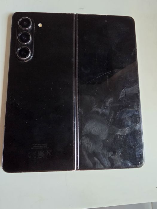 Samsung Z fold 5, zgârieturi pe ecranul mic, ecran mare fără zgârietur