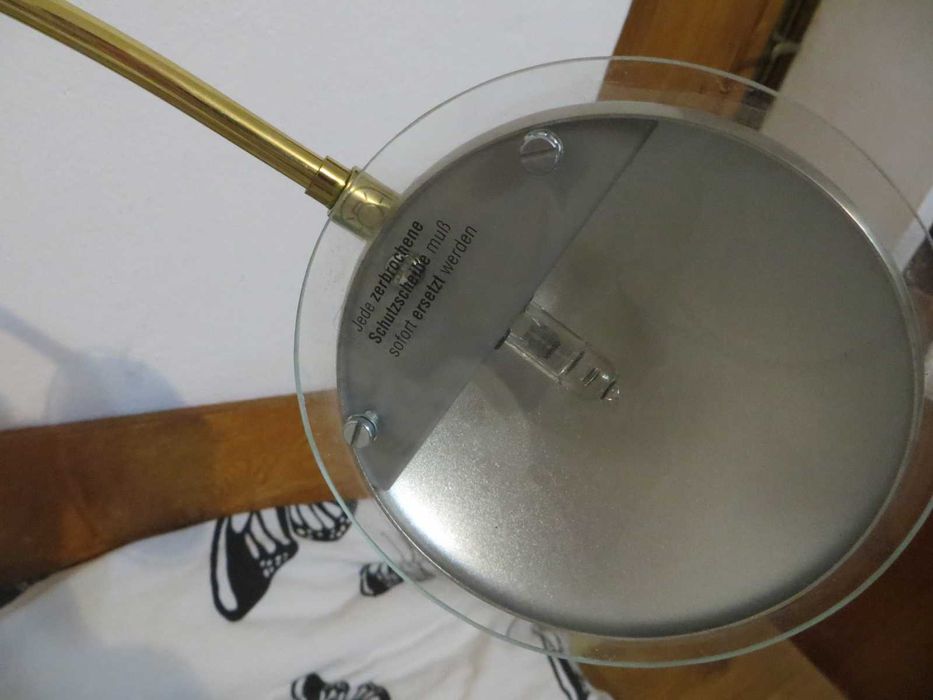 Масивна регулируема настолна лампа с въртящо рамо