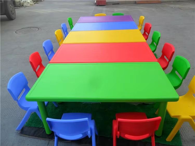 Детский стол разных цветов.