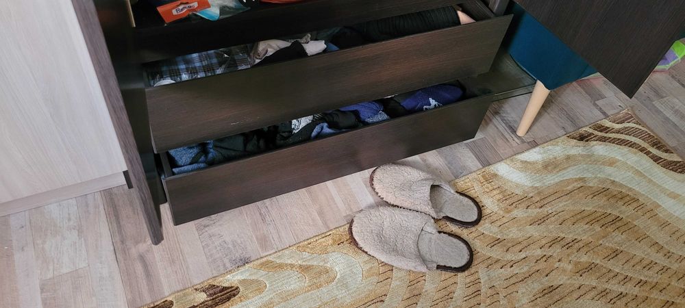 Продам шкаф,  столы и стулья