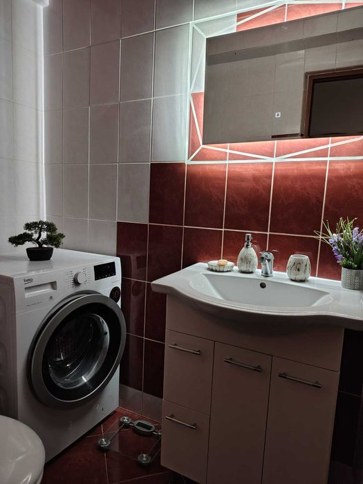 DE VÂNZARE / ELADÓ – Apartament 3 camere / 3 szobás lakás complet utilat și mobilat / Teljesen bútorozott és gépesített
