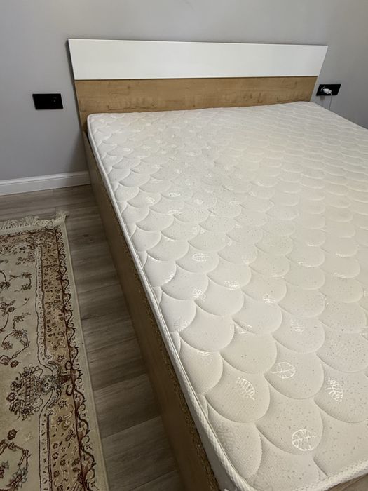 продается кровать с матрасом