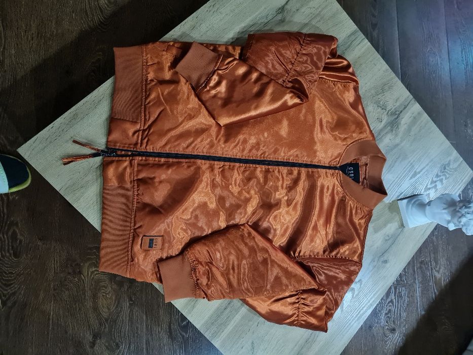 Бомбер атласный утепленный морковного цвета,размер 48.