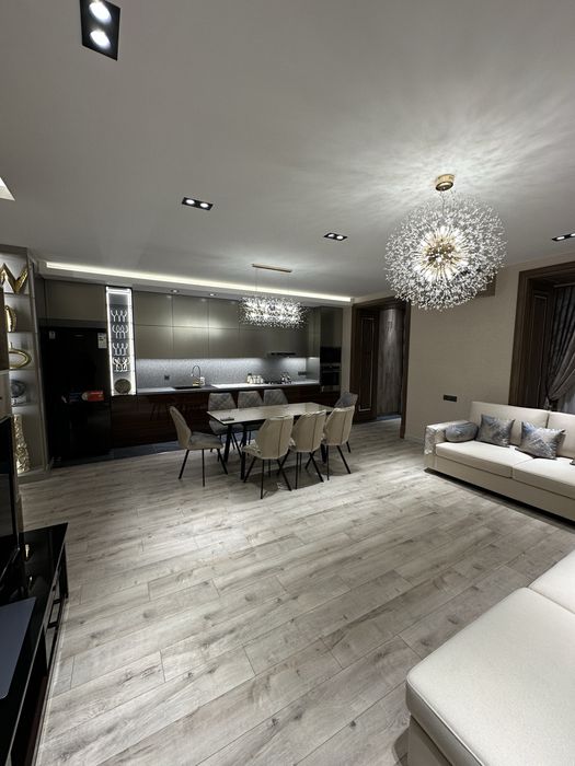 Продается 3х ком. кв-ра, 1-эт, банковская, ор-р: рест-н “Visol”, 120м²