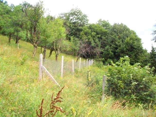 Двуетажна вила с голям двор в Тетевенския Балкан – с. Гложене