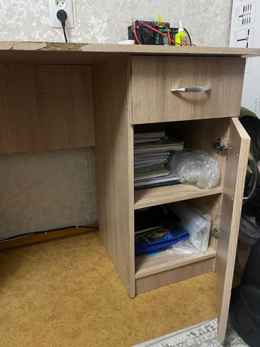 Продам стол письменный б/у