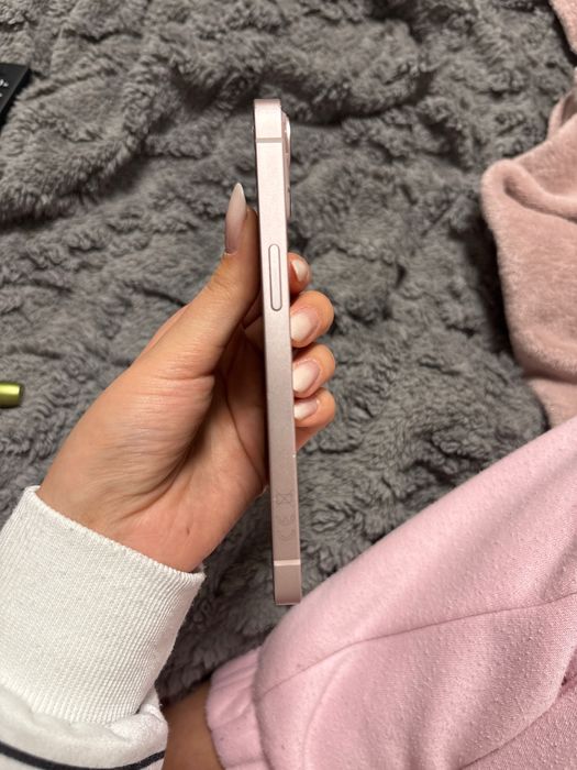 Продавам iPhone 13 с  леки следи от употреба.