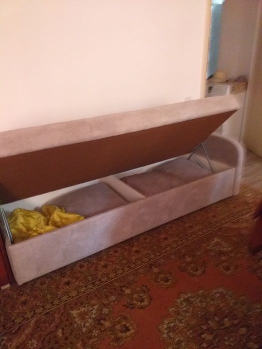 Продам диванчик для детской.