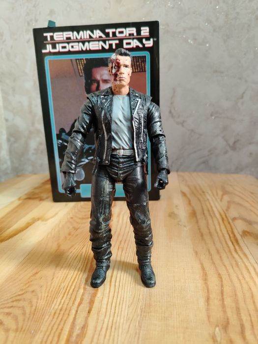 Продам фигурки терминатор.