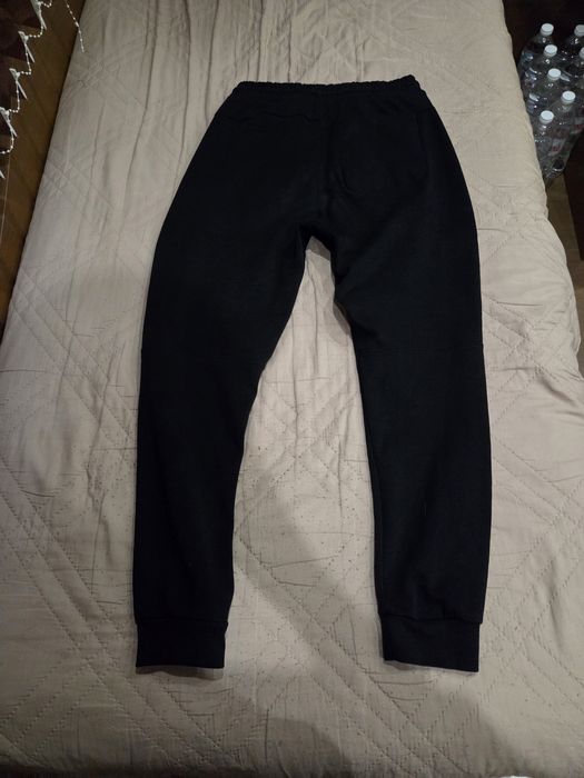 Продавам черен анцуг Bershka