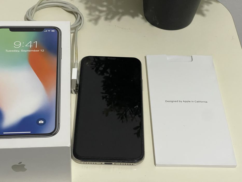 iPhone X , 64GB.