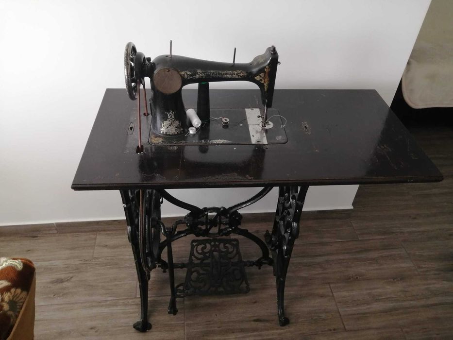 Se vinde mașină de cusut antică Frații Kepich perfect functionala