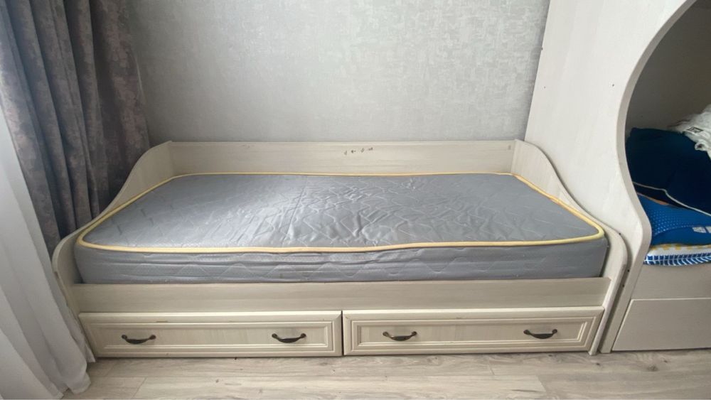 Продам детскую парту