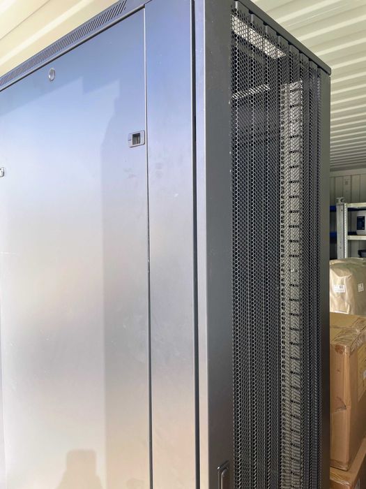 Комуникационен/Сървърен шкаф 42U 600x1000 (TOTEN, Черен) в пълна окомплектовка с крачета + 2 броя ключове (доставя се сглобен)