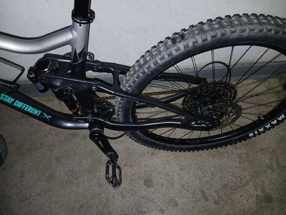 Bicicletă full suspension