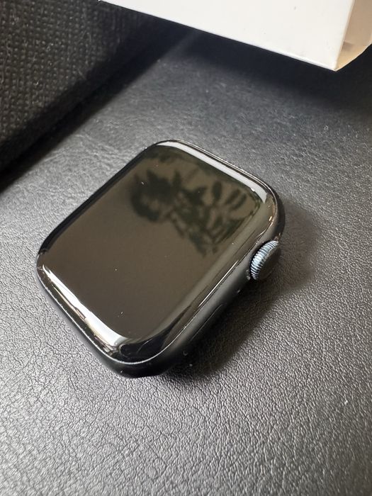 Полиране на дисплеи за iPhone и Apple Watch